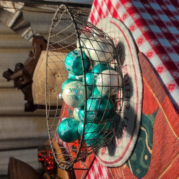 💥SOLD💥"30"Shiny Brite Holiday Ornaments&Antique Heavy Wire Farm Basket - Picture 2 of 8